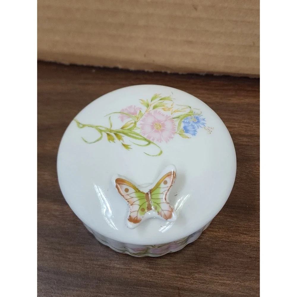 Small Trinket Round‎ Box W/Lid Featuring Pink & Blue Flowers And A 3D Butterfly.